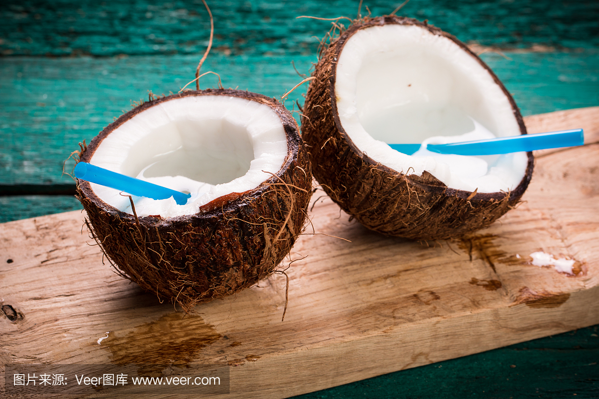 木桌上放著椰子。有機健康食品理念。美容和水療概念。